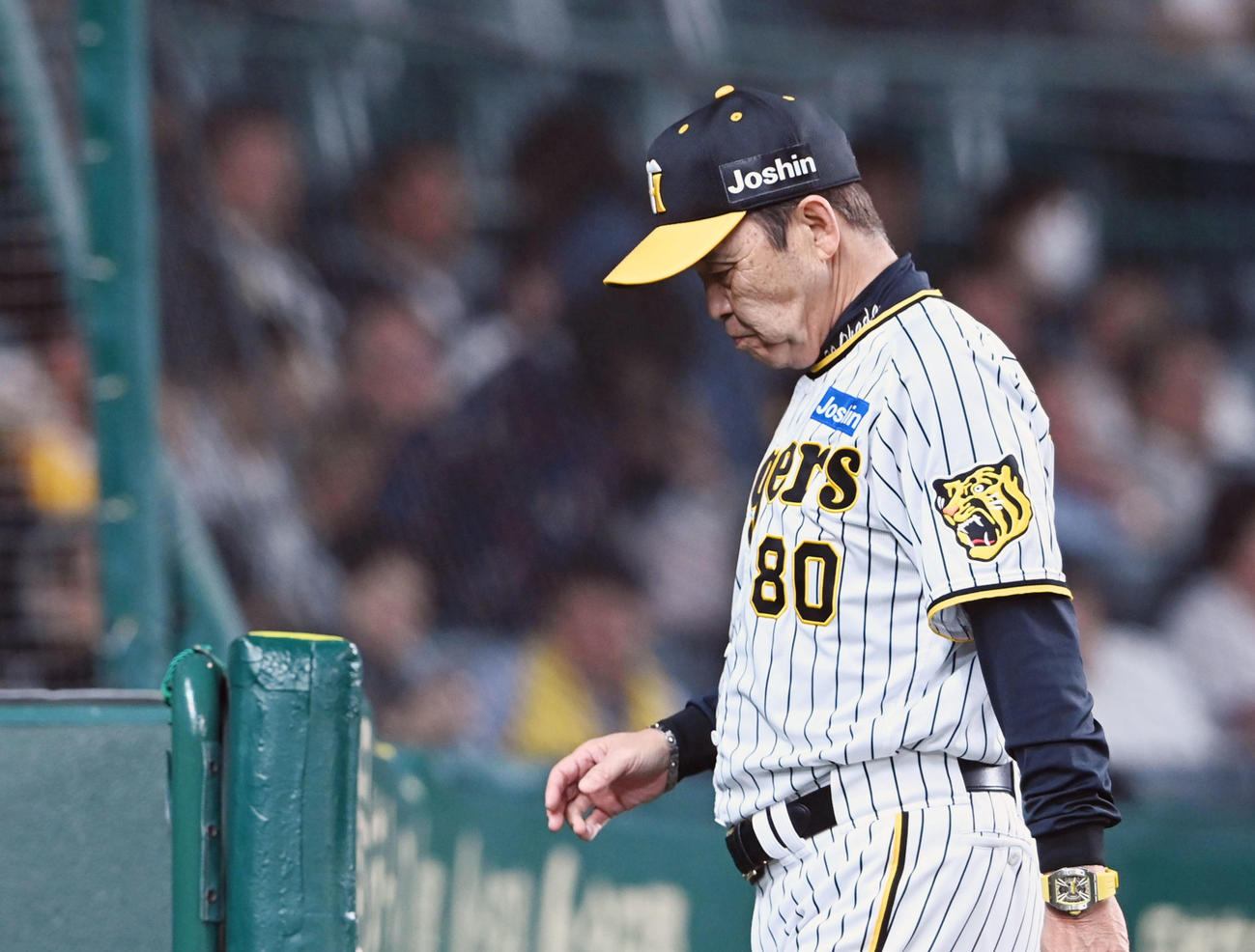 7回、浜地の交代を告げベンチに戻る阪神岡田監督（撮影・前岡正明）