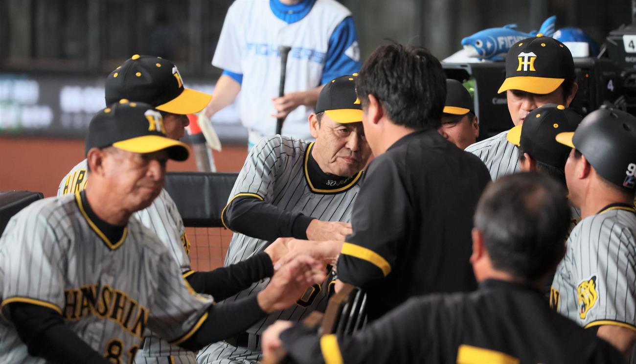 日本ハム対阪神　日本ハムに勝利しコーチ陣と握手する岡田監督（撮影・加藤哉）