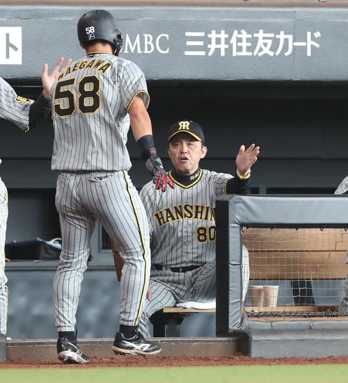 日本ハム対阪神　2回表、生還した前川を出迎える岡田監督（撮影・黒川智章）