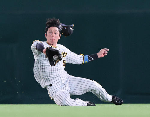 阪神対オリックス　9回表オリックス無死、近本は頓宮の中飛を好捕する（撮影・上山淳一）