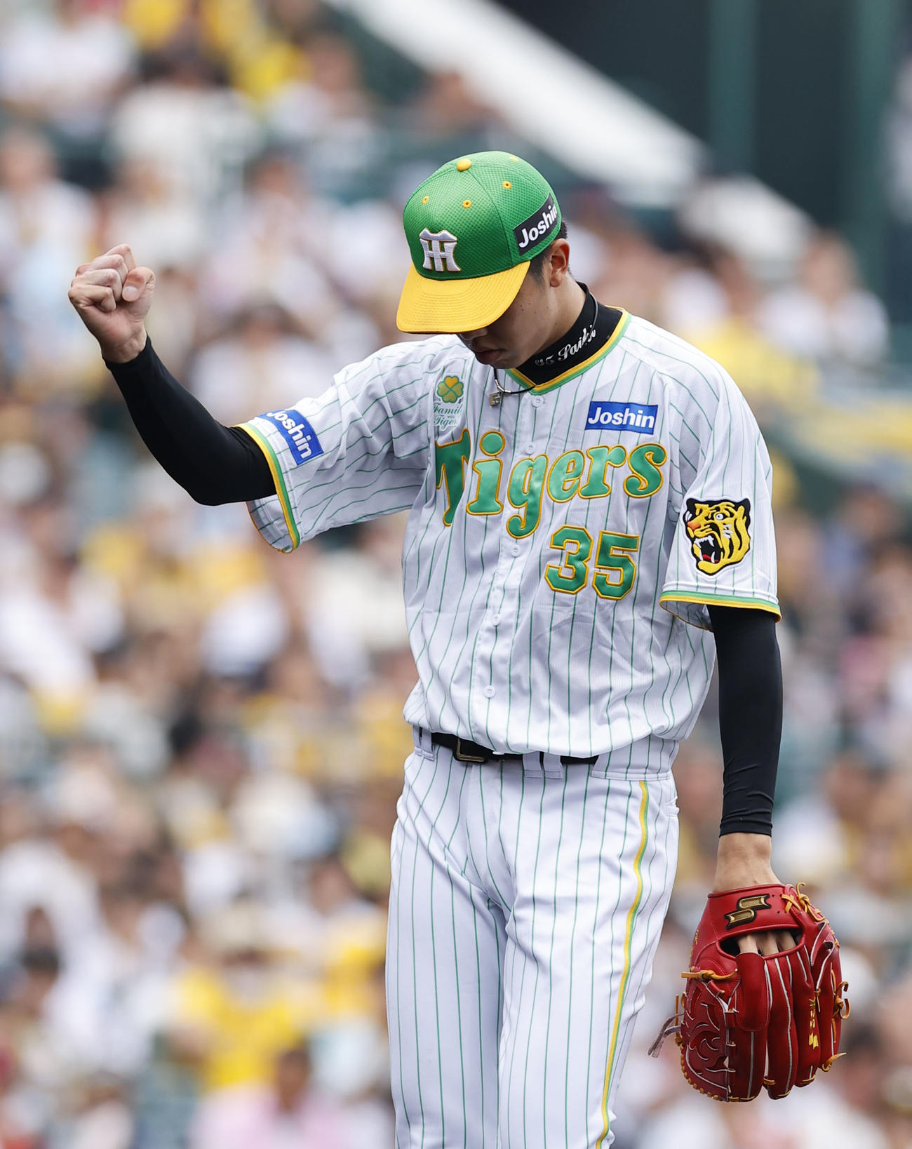 4回表ソフトバンク2死一、二塁、甲斐を三振に仕留め、ガッツポーズをする阪神才木（撮影・藤尾明華）