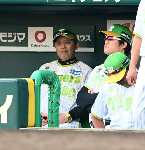 阪神対ソフトバンク　7回表ソフトバンク2死一、二塁、代打野村勇に左前適時打を打たれ、険しい顔をみせる岡田監督（撮影・前岡正明）