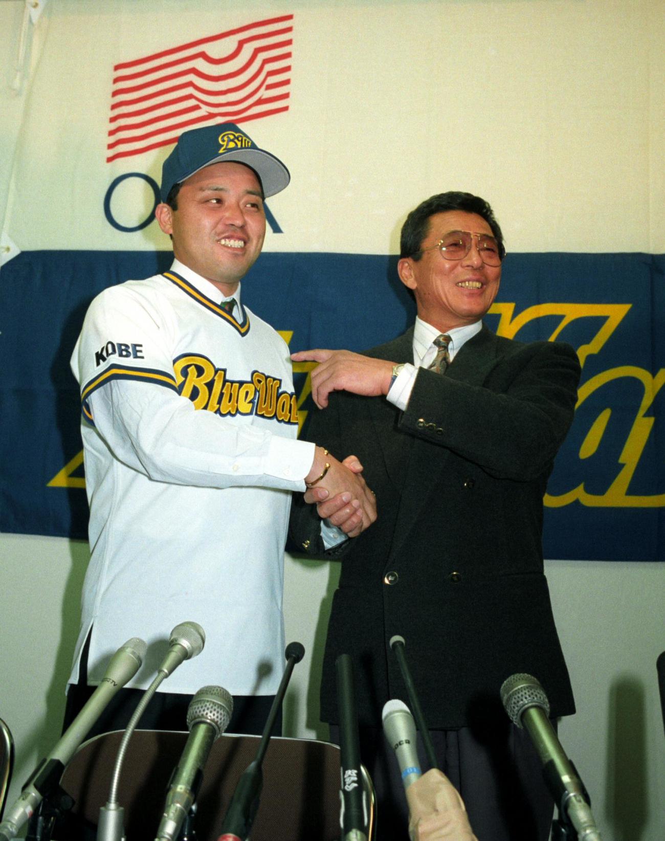 94年1月29日、オリックス入団会見で仰木監督（右）とがっちり握手をかわす岡田