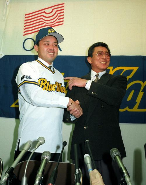 94年1月29日、オリックス入団会見で仰木監督（右）とがっちり握手をかわす岡田