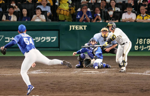 阪神対中日　5回裏阪神1死満塁、梅野隆三ゴロを打ち相手守備のエラーで得点を挙げる。投手は藤嶋（撮影・加藤哉）