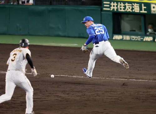 阪神対中日　5回裏阪神1死満塁、梅野の三ゴロをファンブルしエラーを記録する石川昂（撮影・加藤哉）