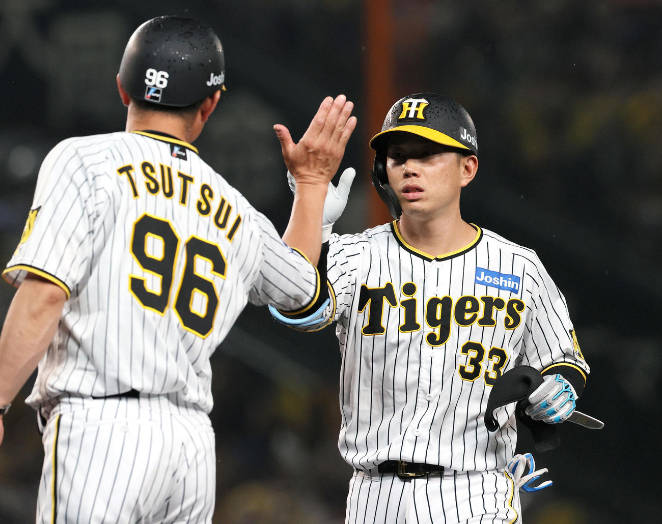 阪神対中日　7回裏阪神1死、糸原は左前打を放つ（撮影・上山淳一）