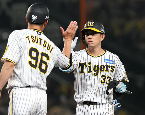 阪神対中日　7回裏阪神1死、糸原は左前打を放つ（撮影・上山淳一）