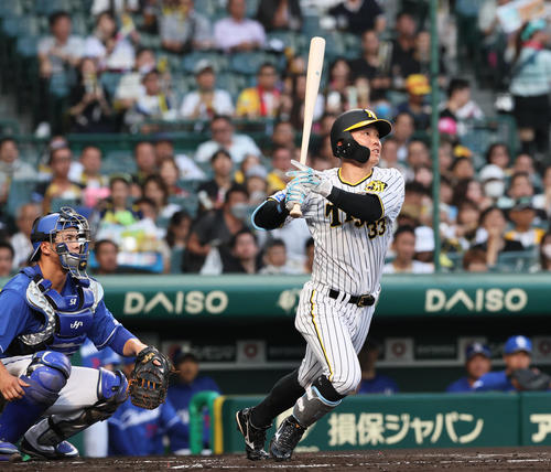 阪神対中日　2回裏阪神1死、糸原は投前内野安打を放つ（撮影・上山淳一）