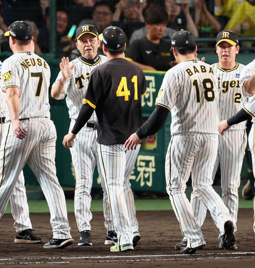 阪神対中日　中日に勝利し村上（右）を迎える岡田監督（撮影・加藤哉）