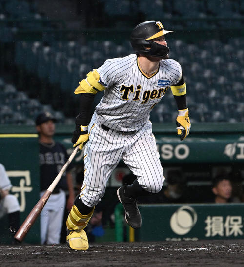 阪神対オリックス　4回裏阪神裏無死、佐藤輝は中越えフェンス直撃の二塁打を放つ（撮影・石井愛子）