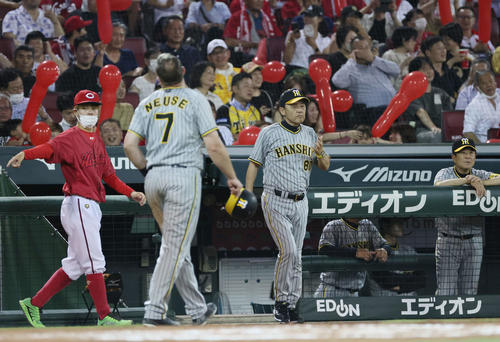 広島対阪神　7回裏広島、交代を告げる岡田監督。左手前はノイジー（撮影・加藤孝規）