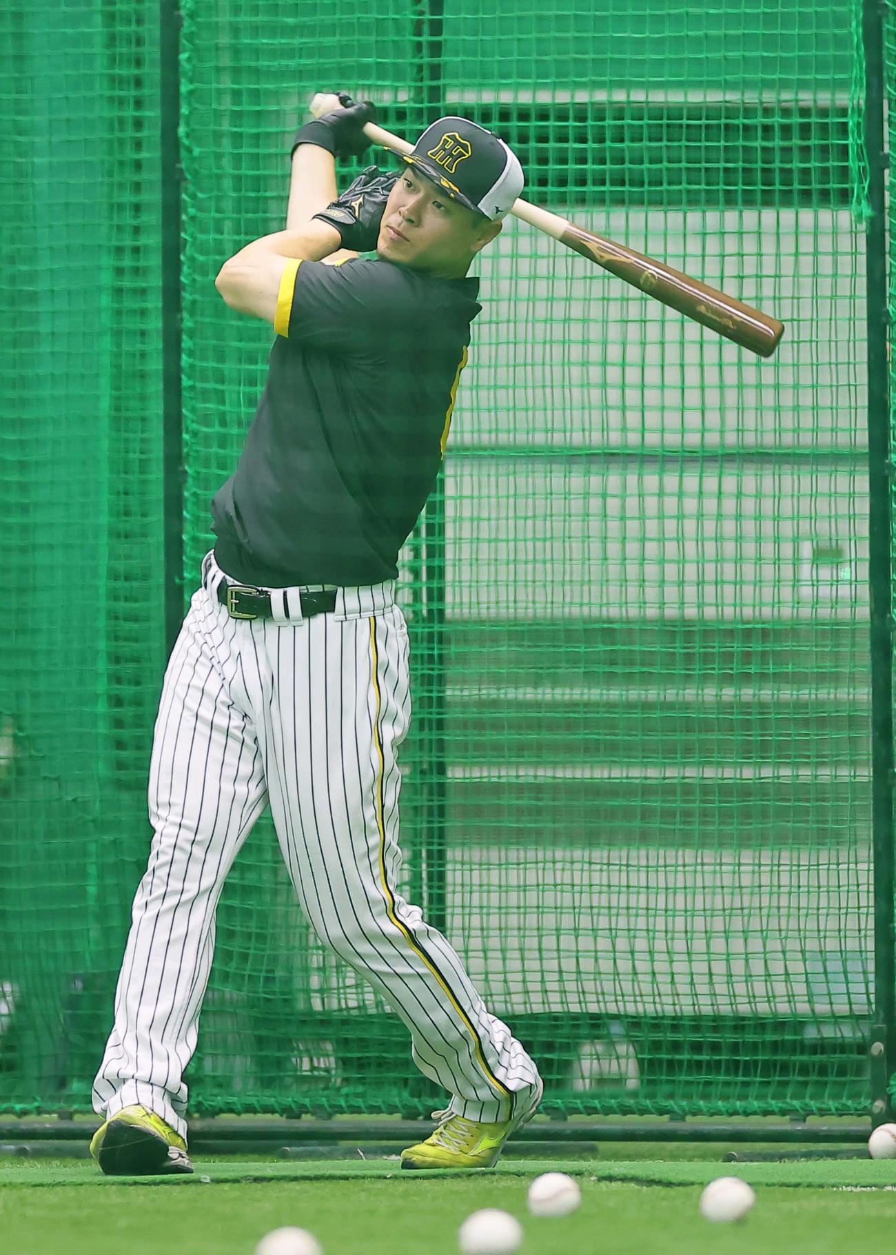 フリー打撃練習をする佐藤輝（撮影・上田博志）