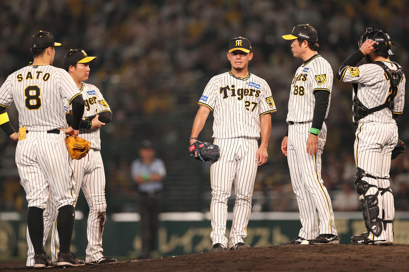阪神対ヤクルト　7回表ヤクルト2死三塁、伊藤将（中央）は長岡に死球を当て渋い表情を見せる（撮影・上山淳一）