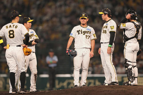 阪神対ヤクルト　7回表ヤクルト2死三塁、伊藤将（中央）は長岡に死球を当て渋い表情を見せる（撮影・上山淳一）