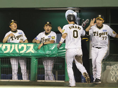 阪神対DeNA 5回裏阪神2死二塁、森下の右前適時打で生還した木浪（手前）を笑顔で迎える岡田監督（左から2人目）ら（撮影・上山淳一）