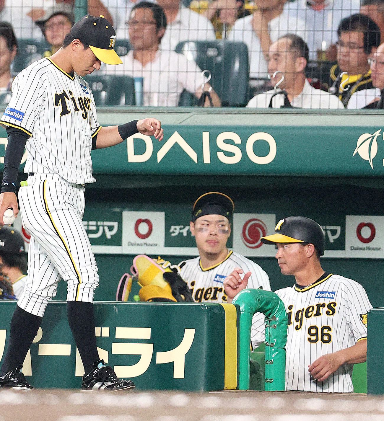 阪神対DeNA 7回表DeNA2死、三塁手佐藤輝（中央）は交代となりベンチへ戻る（撮影・上山淳一）