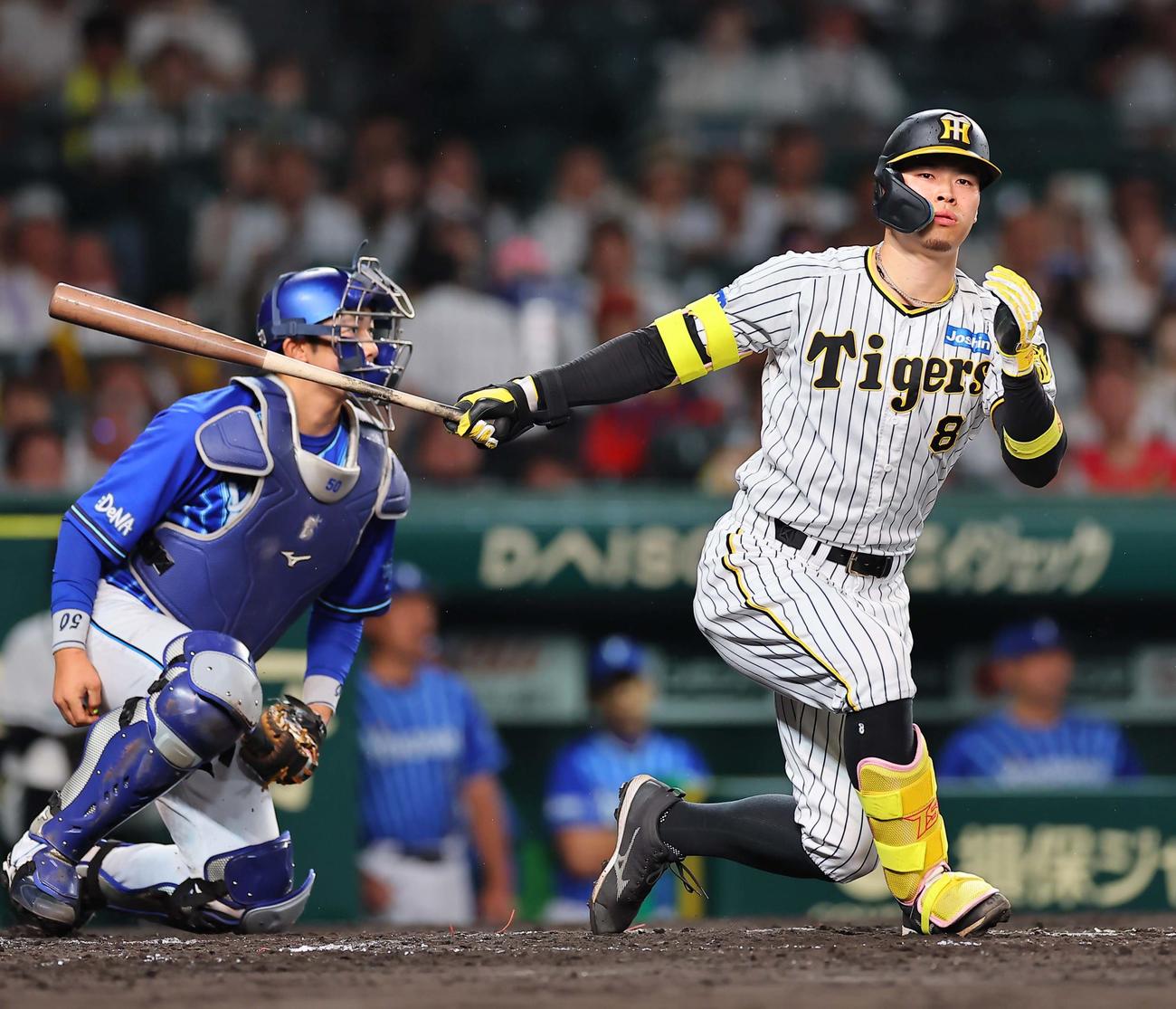 阪神対DeNA 4回裏阪神1死一、二塁、佐藤輝は三振に倒れる（撮影・上田博志）