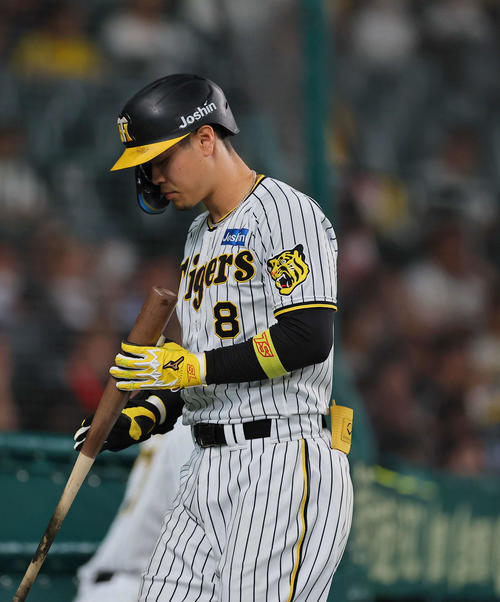 阪神対DeNA 6回裏阪神1死一、二塁、佐藤輝は三振に倒れる（撮影・上田博志）