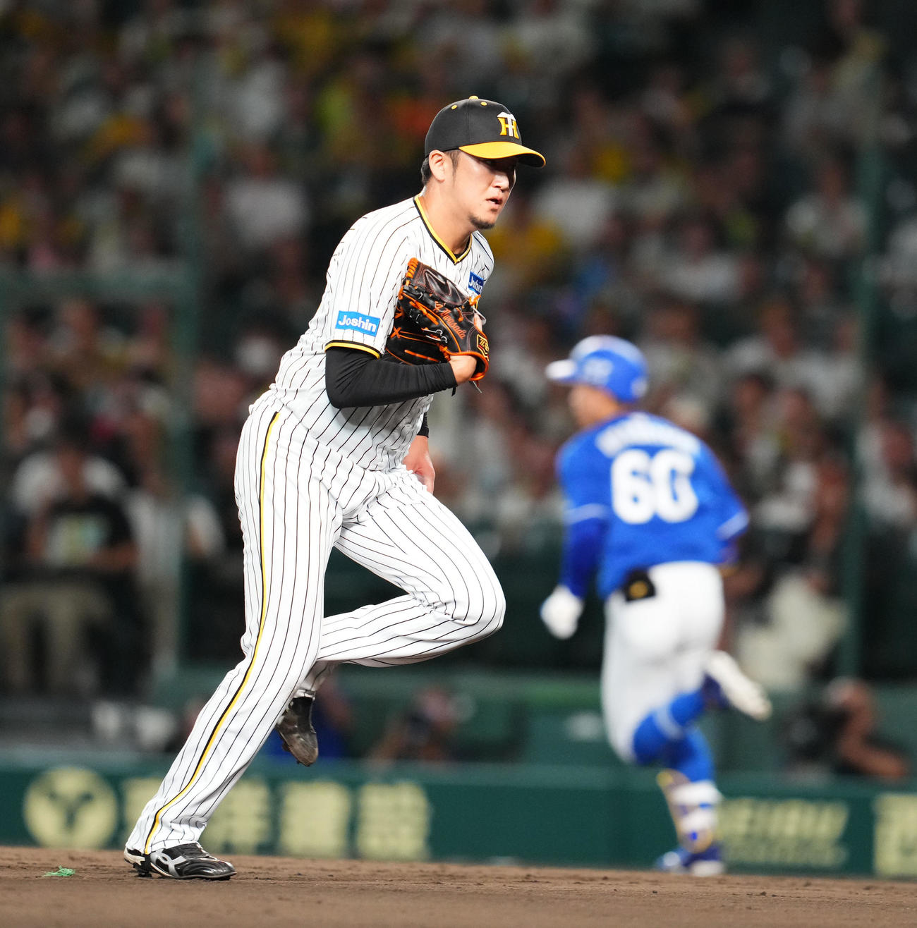 阪神対中日　9回表中日1死二、三塁、岡林（後方）に同点の2点適時打を許す阪神岩貞（撮影・藤尾明華）