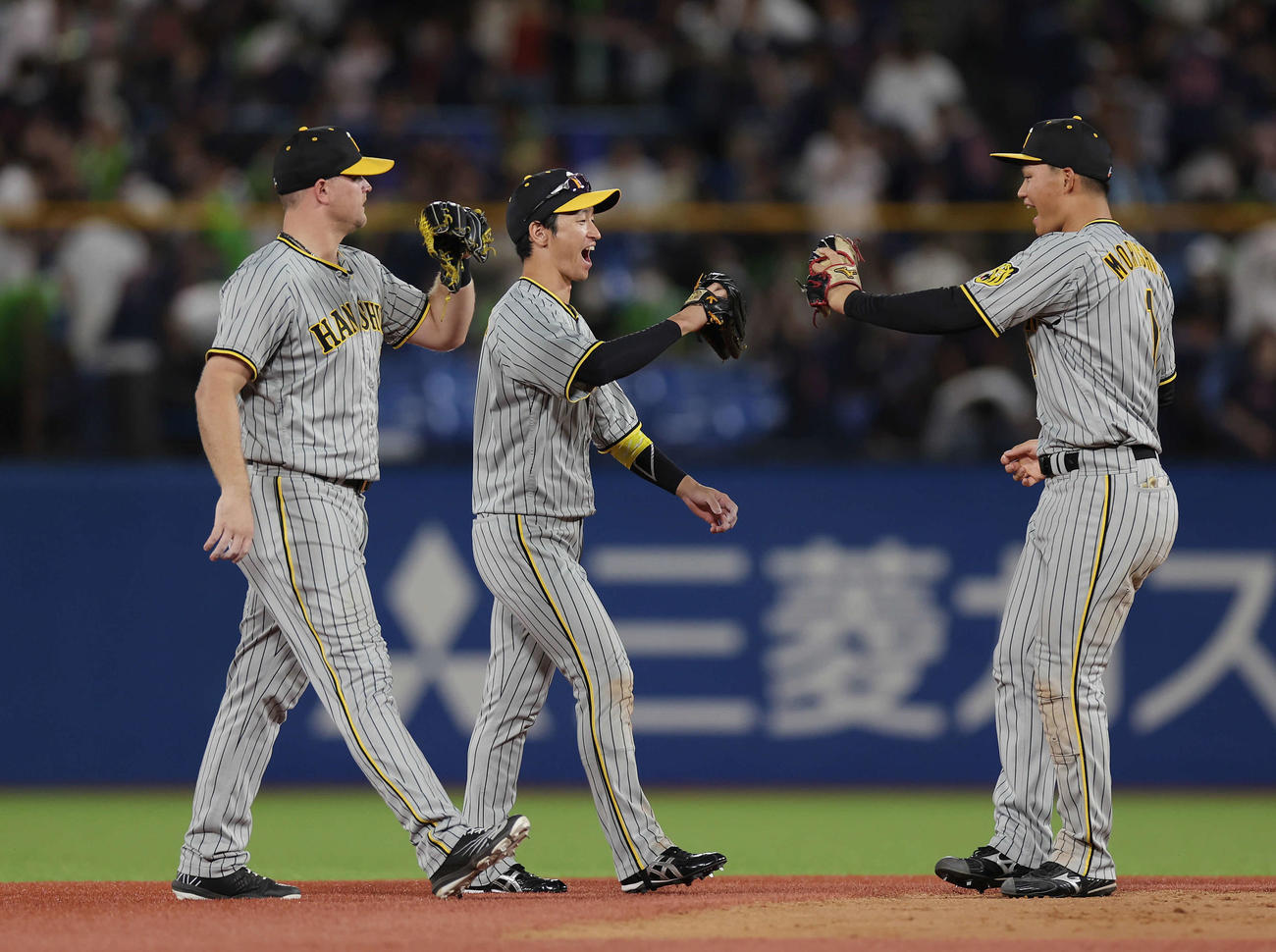 ヤクルト対阪神　ヤクルトに勝利し喜ぶ、左から阪神ノイジー、近本、森下（撮影・前田充）
