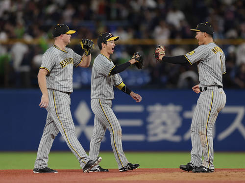 ヤクルト対阪神　ヤクルトに勝利し喜ぶ、左から阪神ノイジー、近本、森下（撮影・前田充）