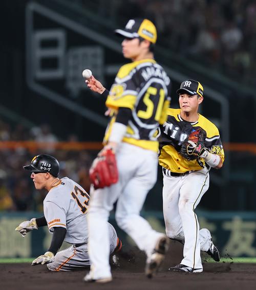 阪神対巨人　7回表巨人1死一、二塁、秋広の二ゴロをさばいた中野（手前）から送球を受け梶谷を封殺。一塁へ送球し併殺を完成させる木浪（撮影・上田博志）