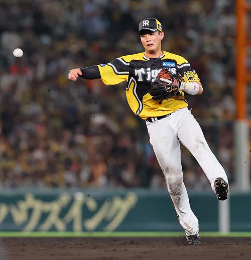 阪神対巨人　7回表巨人1死、木浪は吉川の打球を一塁へ送球するも内野安打を許す（撮影・上田博志）