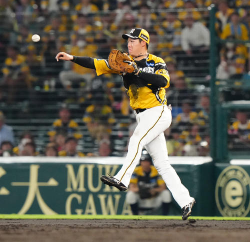 阪神対巨人　5回表巨人1死一、二塁、大城卓の一ゴロの打球を処理し、併殺とした大山（撮影・江口和貴）