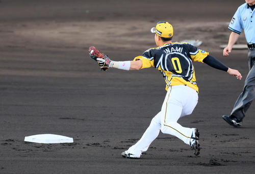 阪神対巨人　1回表巨人無死一塁、木浪は梶谷の打球を捕球し併殺を決める（撮影・加藤哉）