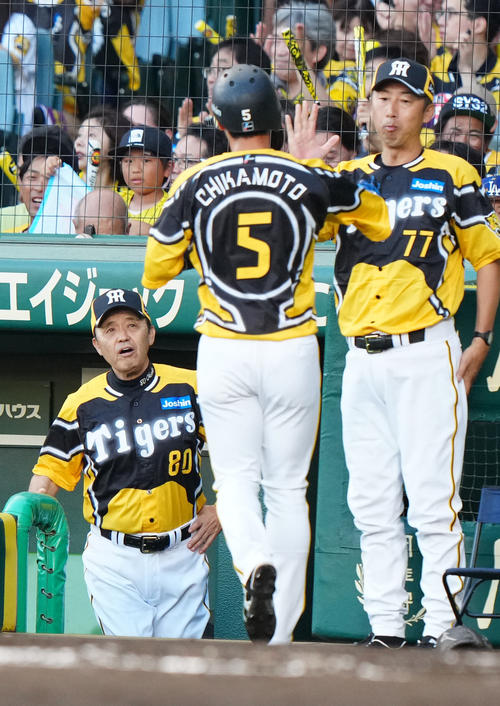 阪神対巨人　1回裏阪神2死一、二塁、佐藤輝の先制適時二塁打で生還した近本（中央）を迎える岡田監督（左）（撮影・江口和貴）