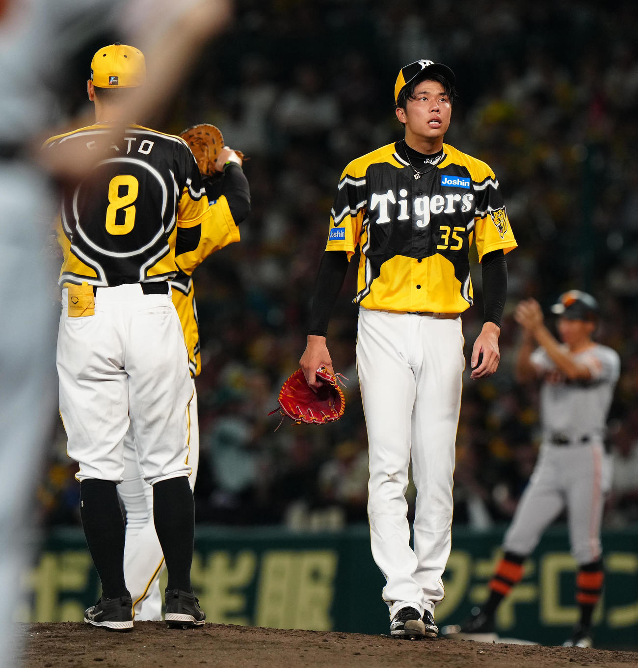阪神対巨人　5回表途中で降板する阪神先発才木（撮影・江口和貴）