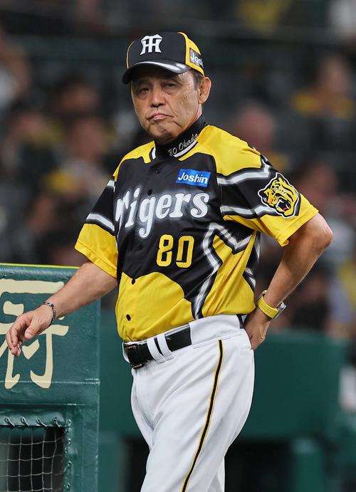 阪神対巨人　選手交代を告げにベンチに戻る岡田監督（撮影・上田博志）