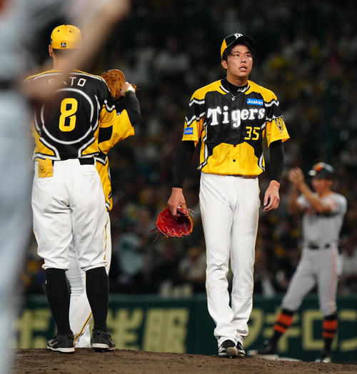 阪神対巨人　5回表途中で降板する阪神先発才木（撮影・江口和貴）