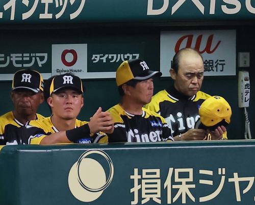 阪神対広島　3三振の前川（左から2人目）はベンチで悔しそうな表情を見せる。右は岡田監督（撮影・上田博志）