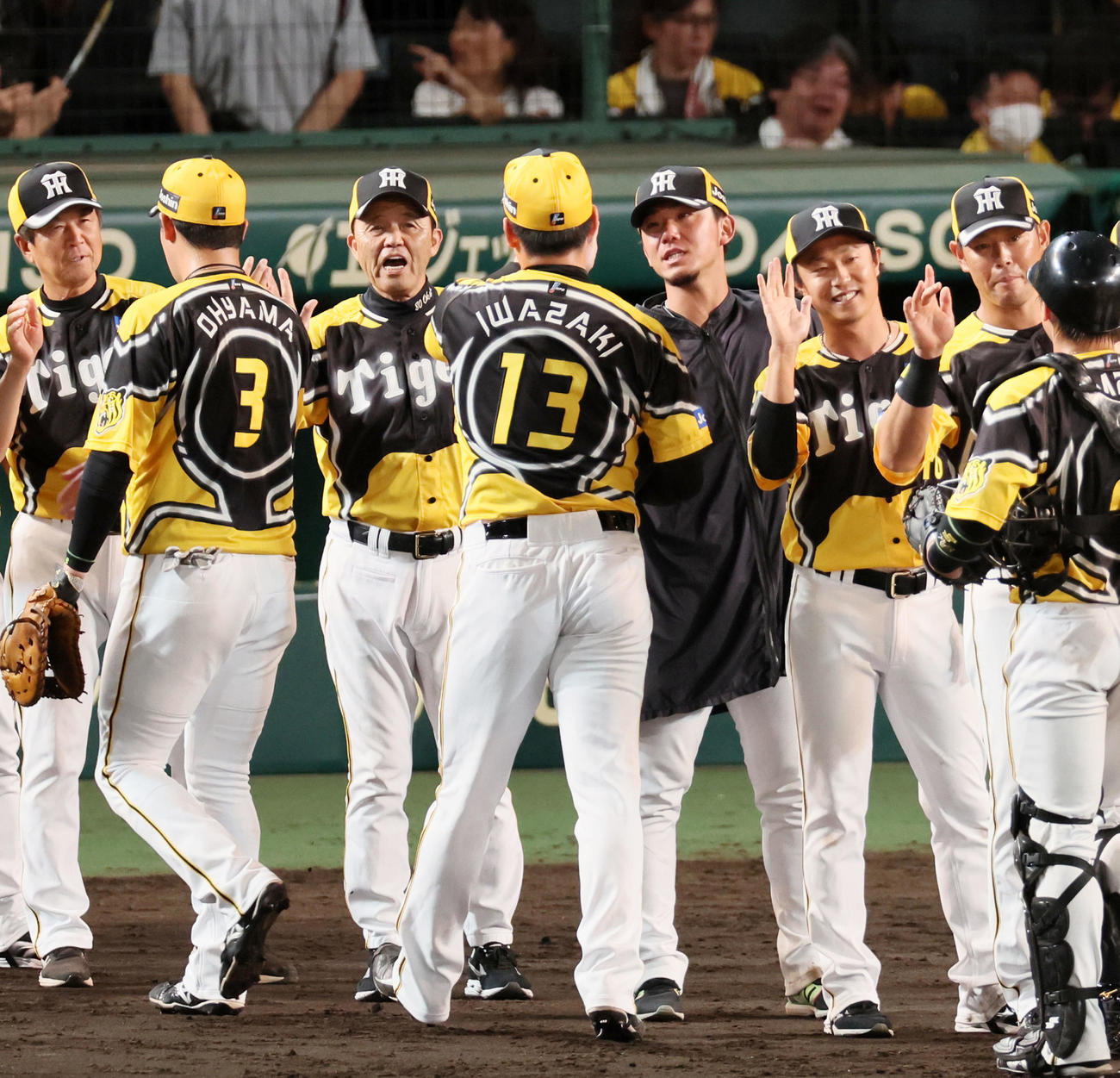 阪神対広島　広島に勝利しナインを出迎える岡田監督（左から3人目）。中央は岩崎、右へ伊藤将、島本（撮影・加藤哉）