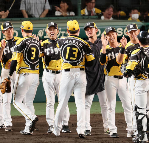 阪神対広島　広島に勝利しナインを出迎える岡田監督（左から3人目）。中央は岩崎、右へ伊藤将、島本（撮影・加藤哉）