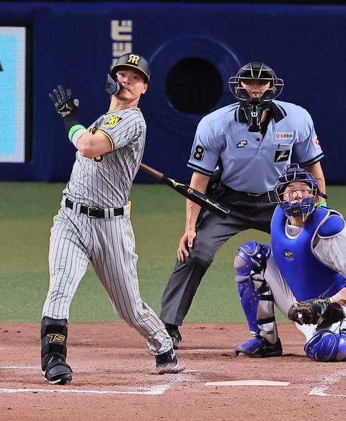 中日対阪神　7回表阪神1死一、二塁、佐藤輝は中越えに3点本塁打を放つ（撮影・上田博志）