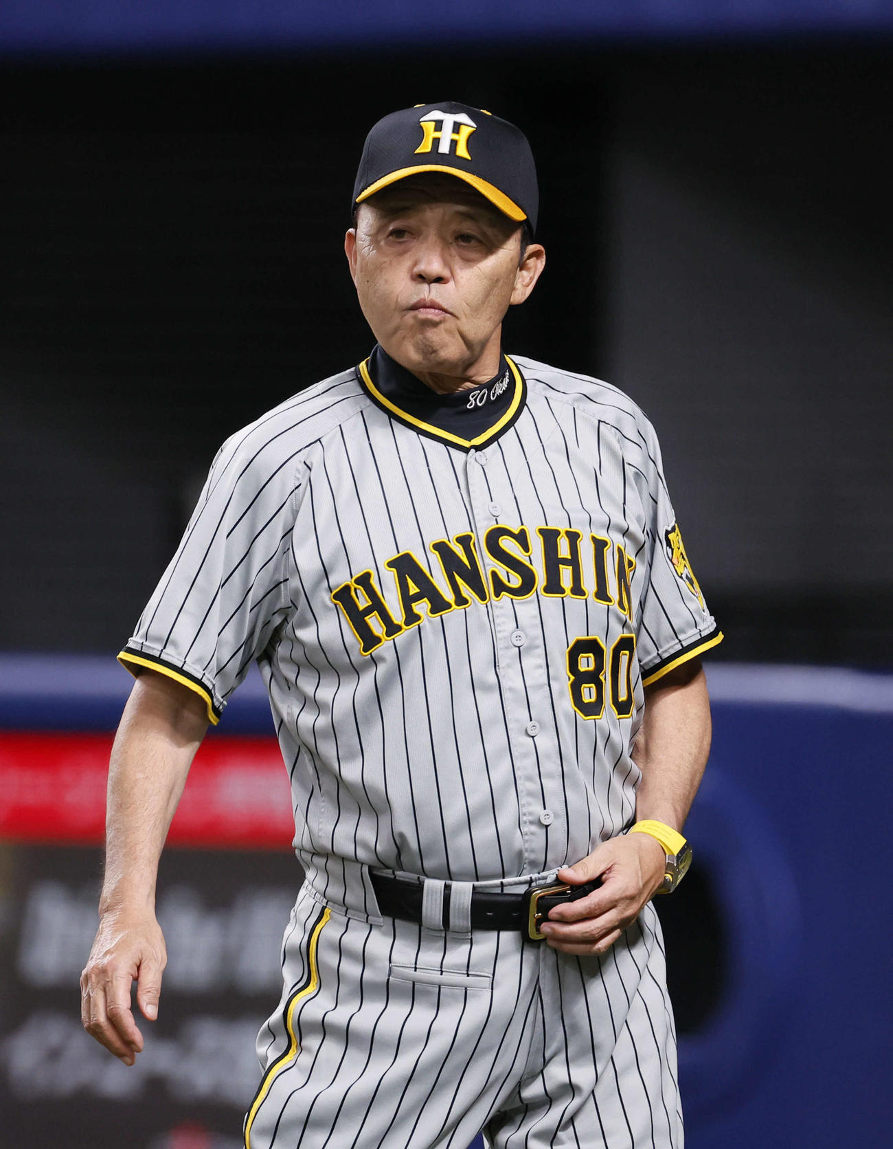 中日対阪神　8回、交代告げる阪神岡田監督（撮影・藤尾明華）