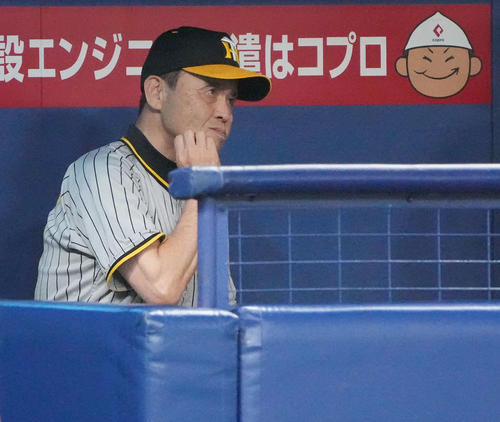 中日対阪神　3回表終了、ベンチからスコアボードを見つめる岡田監督（撮影・森本幸一）