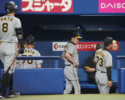 中日対阪神　試合終了、ベンチを引き揚げる岡田監督（中央）（撮影・森本幸一）
