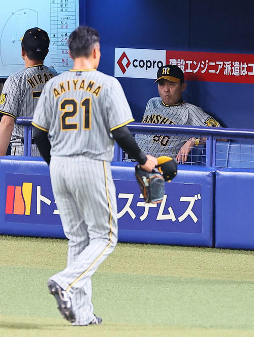中日対阪神　5回途中で秋山（左）を交代させた阪神岡田監督（撮影・上田博志）
