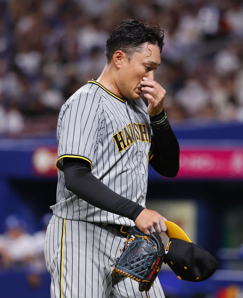 中日対阪神　5回表中日2死一塁、降板する阪神秋山（撮影・藤尾明華）