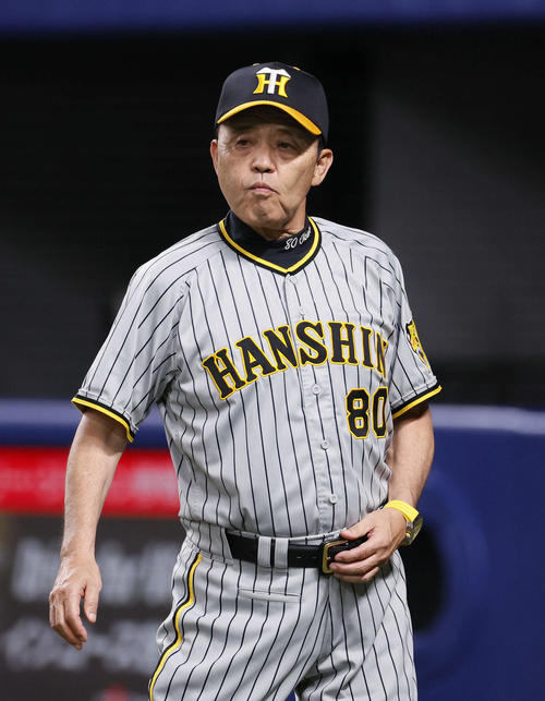 中日対阪神　8回、交代告げる阪神岡田監督（撮影・藤尾明華）