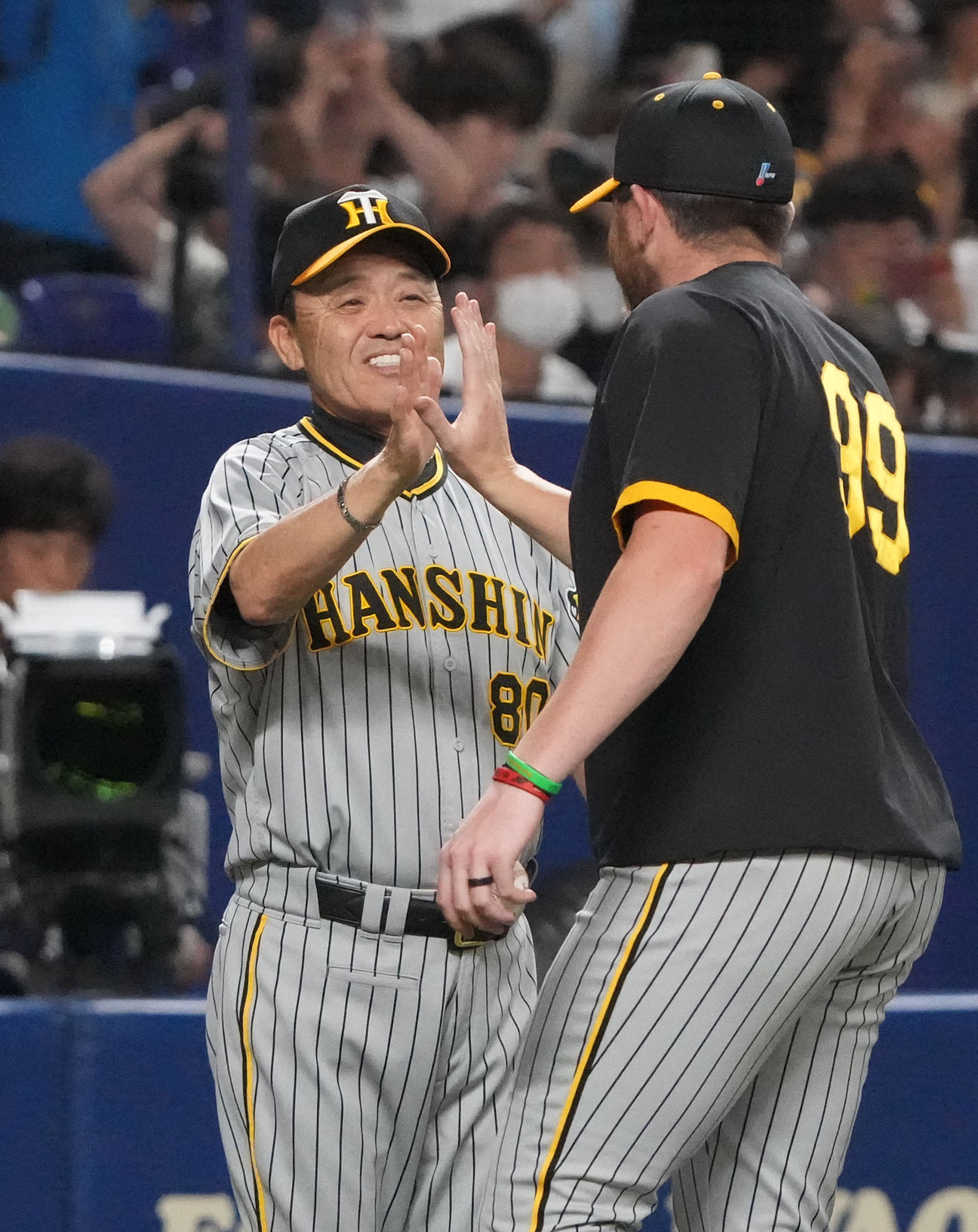 中日対阪神　初勝利を挙げたビーズリー（右）を迎える岡田監督（撮影・森本幸一）