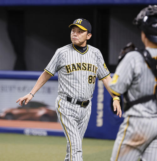 中日対阪神　8回、交代を告げた阪神岡田監督（撮影・藤尾明華）