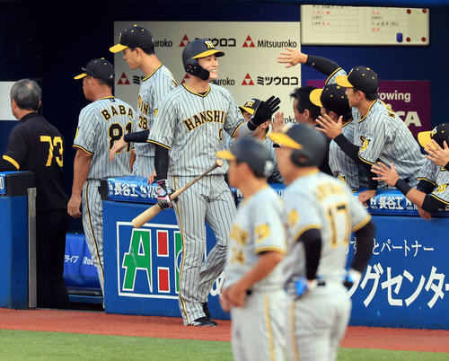 DeNA対阪神　3回表阪神2死一、三塁、近本の右適時二塁打で生還した木浪（中央）はナインとハイタッチ（撮影・浅見桂子）