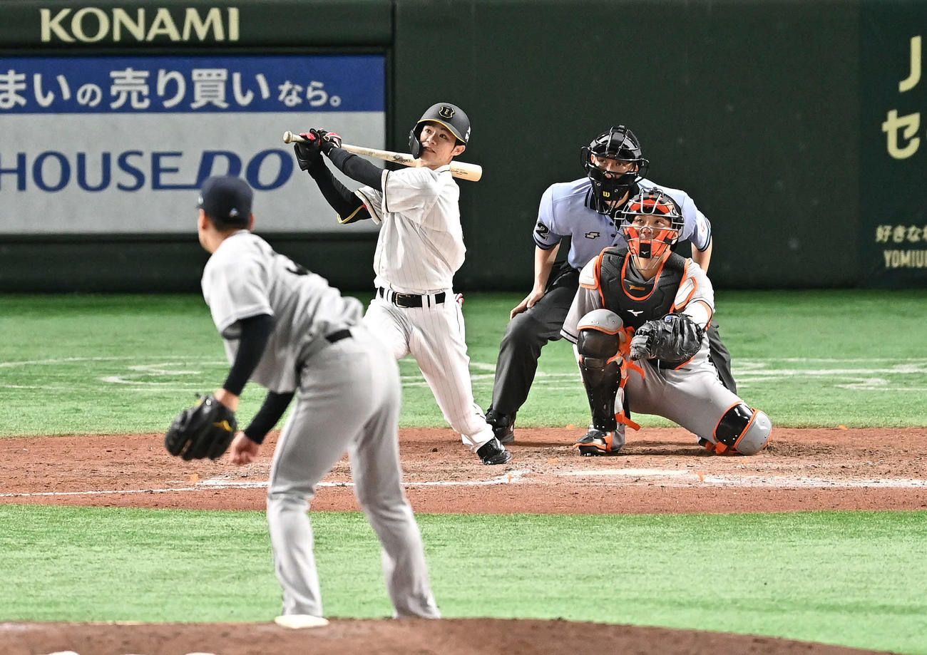 巨人対阪神　8回表阪神2死、中野は右越えソロ本塁打を放つ。投手鈴木康（撮影・滝沢徹郎）