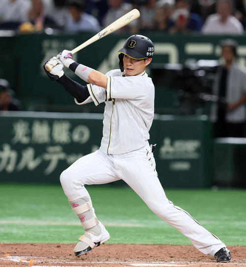 巨人対阪神　5回表阪神1死、木浪は左前打を放つ（撮影・加藤哉）