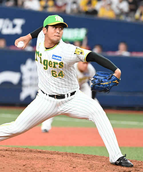 阪神対ヤクルト　8回途中から登板する阪神岡留（撮影・和賀正仁）